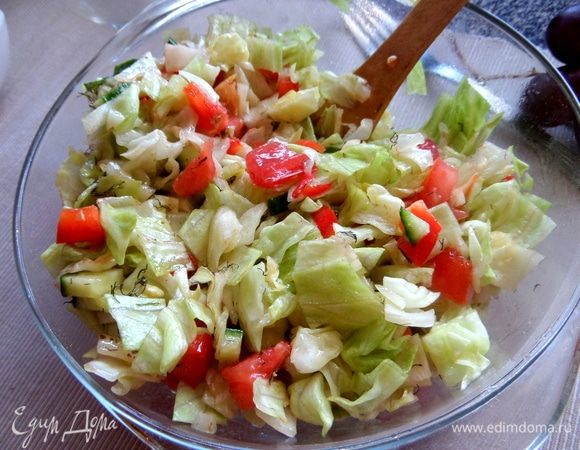 Смешать, заправить маслом.