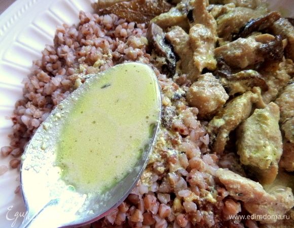 В тарелку положить гарнир, сверху — курицу.