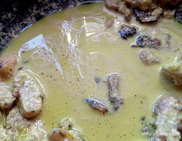 Поливаем очень вкусным соусом.