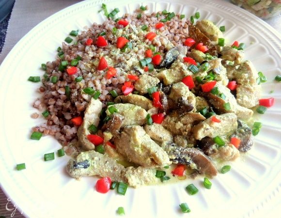 Украсить луком и паприкой.