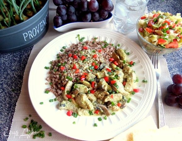 Обильный соус очень хорошо пропитывает гречку.