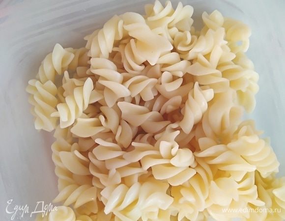 Пасту заранее отварить в подсоленной воде, охладить.