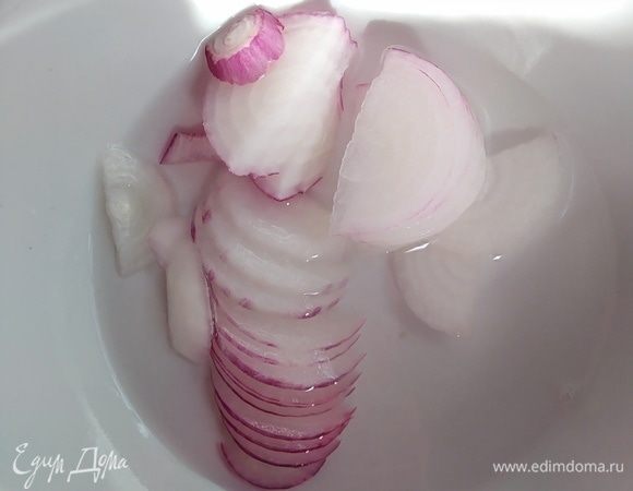 Луковицу почистить, нарезать полукольцами и замариновать на 10 минут в уксусе. Слить.