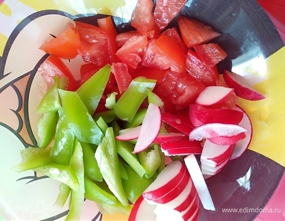 Перец, помидор и редис почистить и нарезать тонкими брусочками. Из помидора лучше убрать лишний сок.