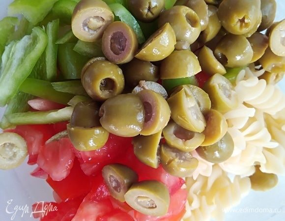 В миске смешать пасту, овощи, лук, оливки, нарезанные пополам. У меня были фаршированные лимоном, они придали особую пикантность салату.