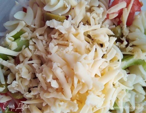 Сыр натереть на крупной терке, добавить в салат и перемешать.