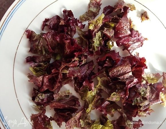 Салат листовой вымыть, обсушить и порвать руками на большую тарелку.