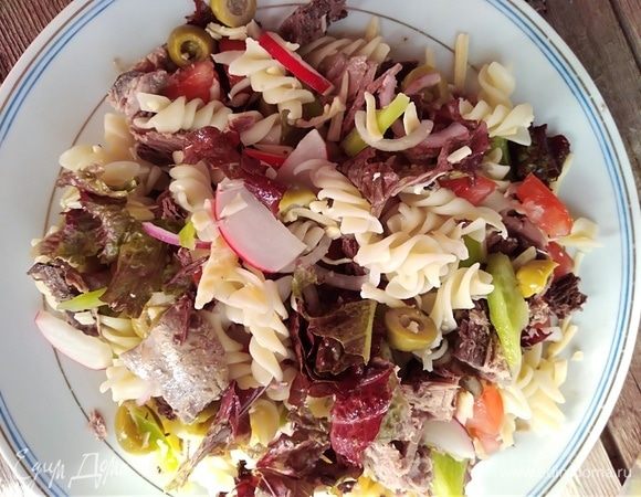 Выложить сверху салат, перемешать. Сверху поместить кусочки тунца.