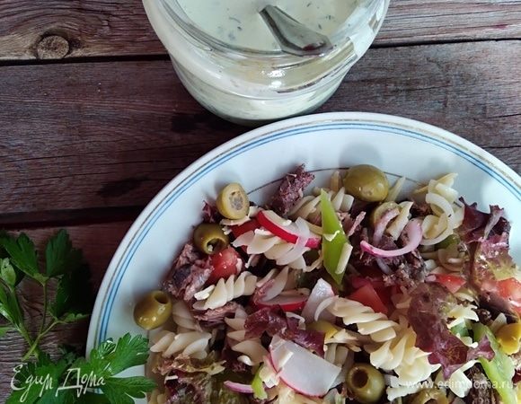 Полить заправкой из рецепта: https://www.edimdoma.ru/retsepty/78304-zapravka-dlya-salatov-zelenaya, перемешать, украсить зеленью. Практика показала, что салат лучше оставить на 15 минут в холодильнике, он хорошо пропитывается соусом. Но и сразу он тоже хорош!