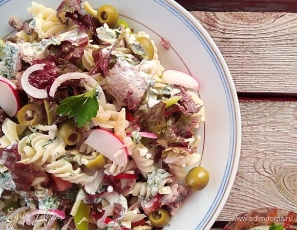 Салат сытный, необычный и пикантный благодаря заправке. Угощайтесь!