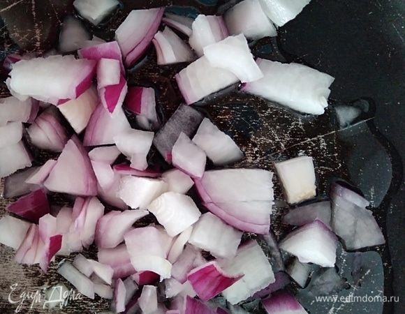 Пока чечевица с морковкой варится, на масле поджарить луковицу около 2 минут.