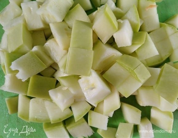 Добавить нарезанные кабачки и цукини, продолжать готовить 5–7 минут.