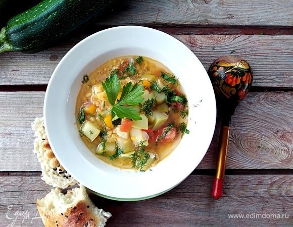 Легкий и питательный супчик готов. Приправьте любимой зеленью и подавайте к столу.