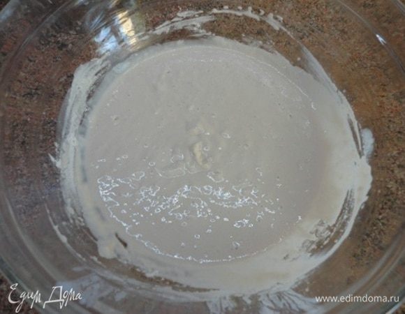 Дрожжи растворите в 1 стакане молока и добавьте муку, чтобы получилось жидкое тесто, как на оладьи. Оставьте опару на 2 часа созревать.