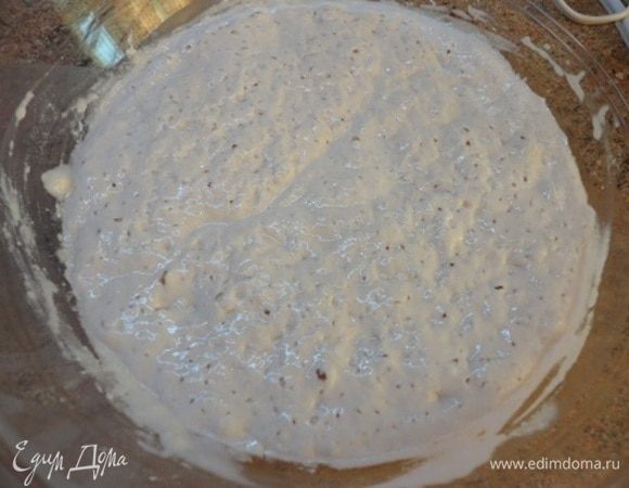 Вот так выглядит опара через 2 часа. В оставшемся молоке растворите соль и вместе с растительным маслом вылейте в опару.