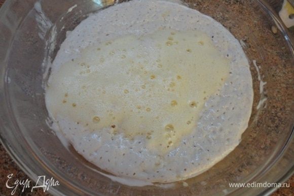 Яйца взбейте с сахаром и тоже вылейте в опару. Размешайте ложкой и начинайте частями добавлять просеянную муку, замесите тесто.