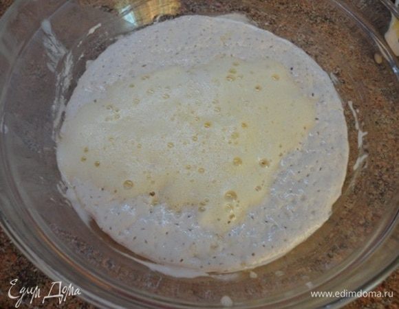 Яйца взбейте с сахаром и тоже вылейте в опару. Размешайте ложкой и начинайте частями добавлять просеянную муку, замесите тесто.