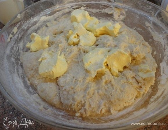Теперь пришло время добавить мягкое сливочное масло и хорошо вмесить его в тесто. Вымешивайте не менее 10 минут, а то и больше. Оставьте тесто подниматься в тепле. Подошедшее тесто обомните и дайте подняться еще раз. Вновь обомните, и пусть оно поднимется вновь, 2–3 обминки обязательны.