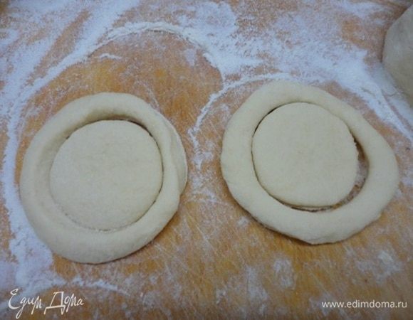 Стаканом или круглой формой вырезаем круг, в нем еще один, поменьше.