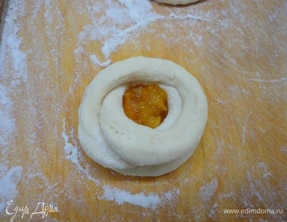 А потом колечком вокруг начинки.