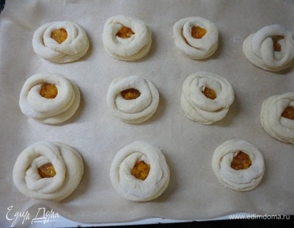 Готовые изделия выкладываем на противень и даем расстояться.