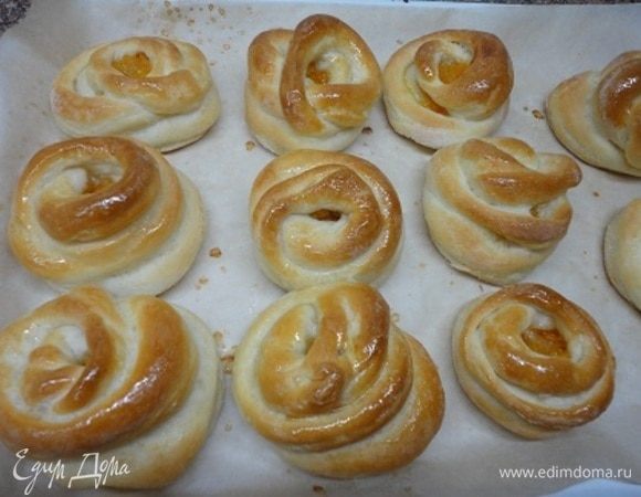 Выпекаем 15–20 минут при температуре 180–200°C. Я люблю готовые, еще теплые изделия смазать сахарным сиропом или медом.