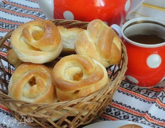 Завариваем чай в большом мамином заварнике и наслаждаемся воздушными плюшками и задушевной беседой.