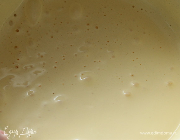 Яйца взбить с сахаром в течение 10 минут (до пышной пены).