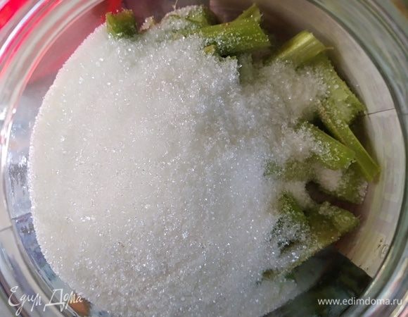 Ревень вымыть, нарезать кусочками, поместить в банку и засыпать сахаром.