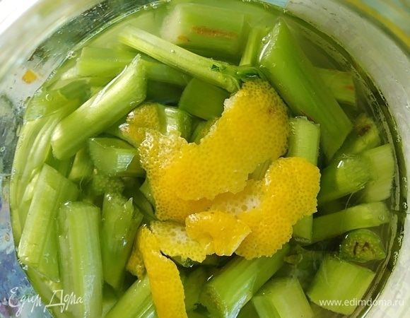 С лимона снять цедру, добавить в банку. Закрыть крышкой, взболтать и поставить на 3 недели в темное место при комнатной температуре. Каждый день в течение 1 недели взбалтывать, чтобы сахар растворился. Потом — один раз в неделю.