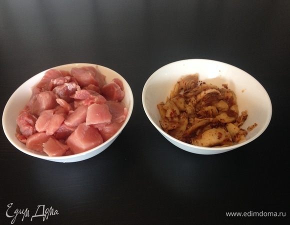Филе свинины нарезать кубиками. В ингредиентах нет кимчи, поэтому я внесла капусту пекинскую. Кимчи я сделала заранее по отличному рецепту от Юлии Кан.
