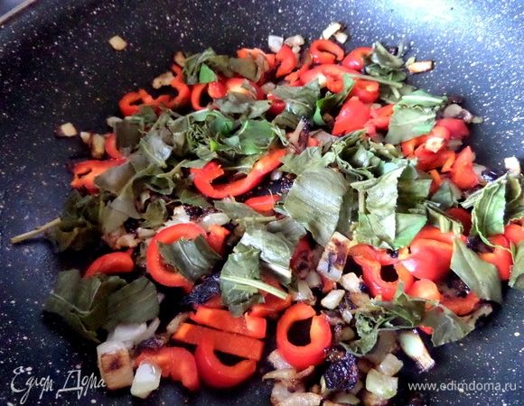 Насыпать горсть щавеля на овощи перед самой заливкой.