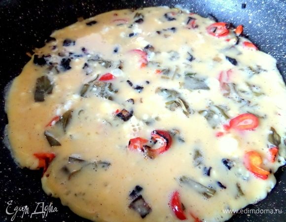 Вылить сразу в сковороду на овощи. Накрыть и жарить до готовности.