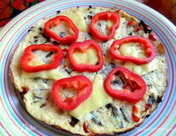 Украсить кружочками паприки.