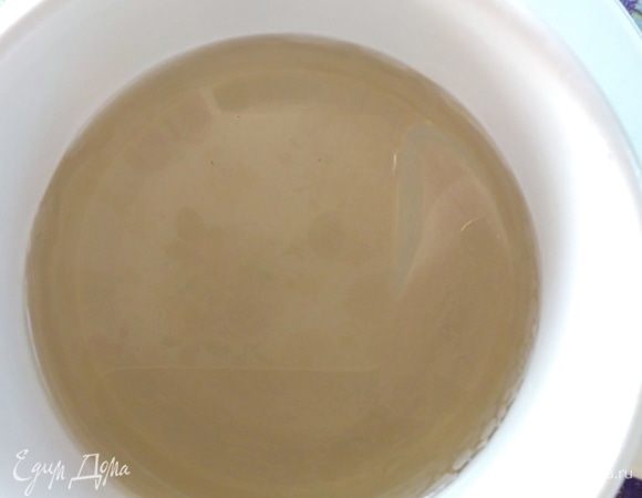 Приготовить тесто для галеты. В стакане смешать растительное масло и кипяток.