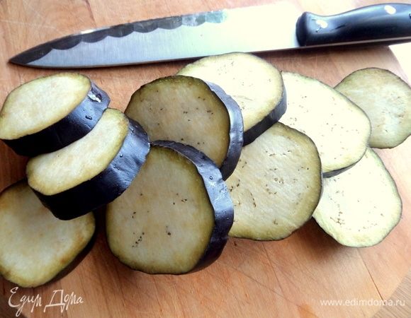Средний баклажан нарезать на кружочки.