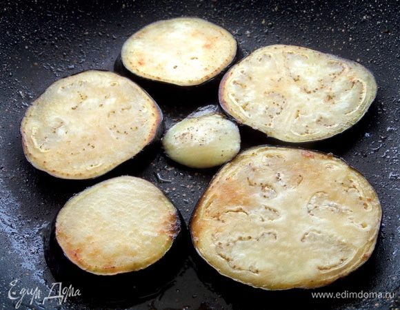 Затем перенести на салфетку и обжарить с двух сторон.