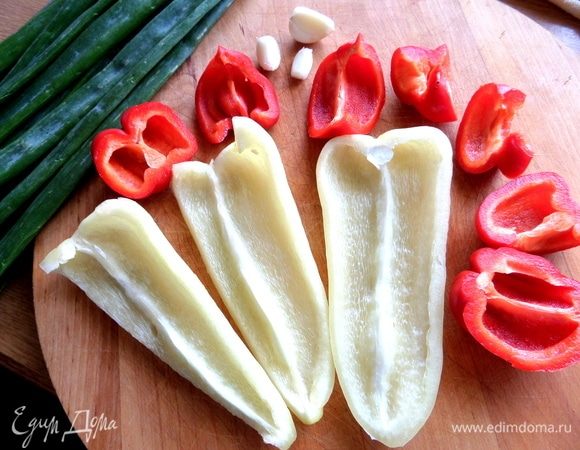 Для пасты-прослойки нарезать сладкий перец (у меня белый и красный) и лук. Я еще решила добавить яблоко.