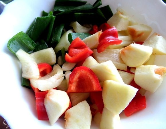 Нарезать крупно. Лука не стоит добавлять много, так как он перебьет вкус.