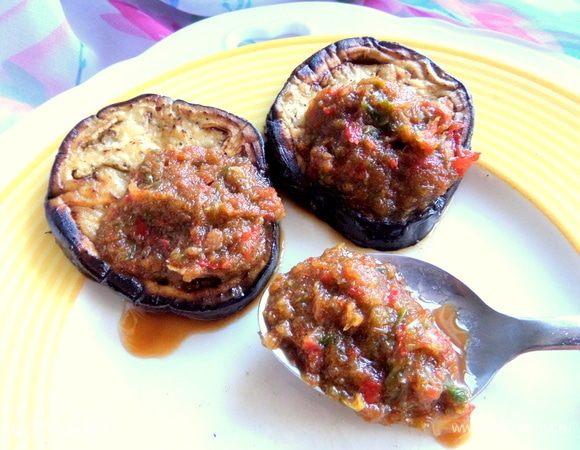 Берем парочку баклажановых кружочков и наносим по ложке соуса. В оригинале овощи держать 15 минут в соусе и потом выкладывать на блюдо.