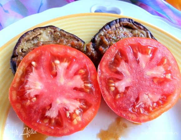 Прикрыть помидорными кружочками.