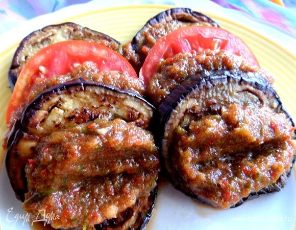 Прикрыть баклажанами и снова соус.