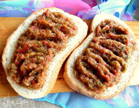 Тарелочка у меня маленькая, поэтому остальной соус я подала на хлебе. Можно его обжарить или подсушить.