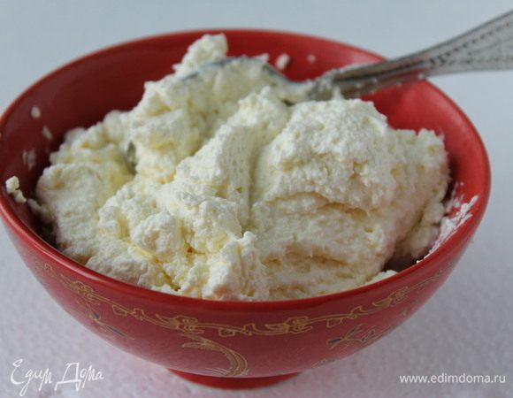 Для творожной начинки смешать творог, сливки, сахар, семена ванили, яйцо. Все пробить блендером и поставить на минут 10 в холодильник.