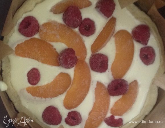 На остывшую основу вылить творожный крем, сверху положить нарезанные абрикосы, малину и запекать тарт при 170°C около 30 мин. Дать тарту остыть, а потом звать всех к столу))