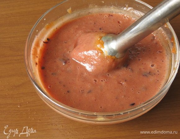 Добавляем бананы и смородину. Смузи окрашивается в чуть красновато-кремовый цвет.