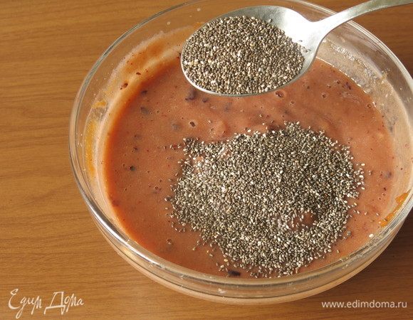 Насыпаем чиа, перемешиваем.
