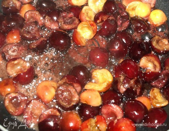 Разогреваем кокосовое масло в сковороде. Добавляем оставшуюся черешню. Добавляем сахар, вино и даем потомиться 2–3 минуты.