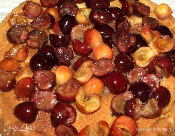 На пирог выкладываем черешню. Можно оставить на ночь или на несколько часов.