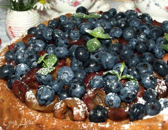 Перед подачей добавляем голубику (любую ягоду), листики мяты, посыпаем края сахарной пудрой.